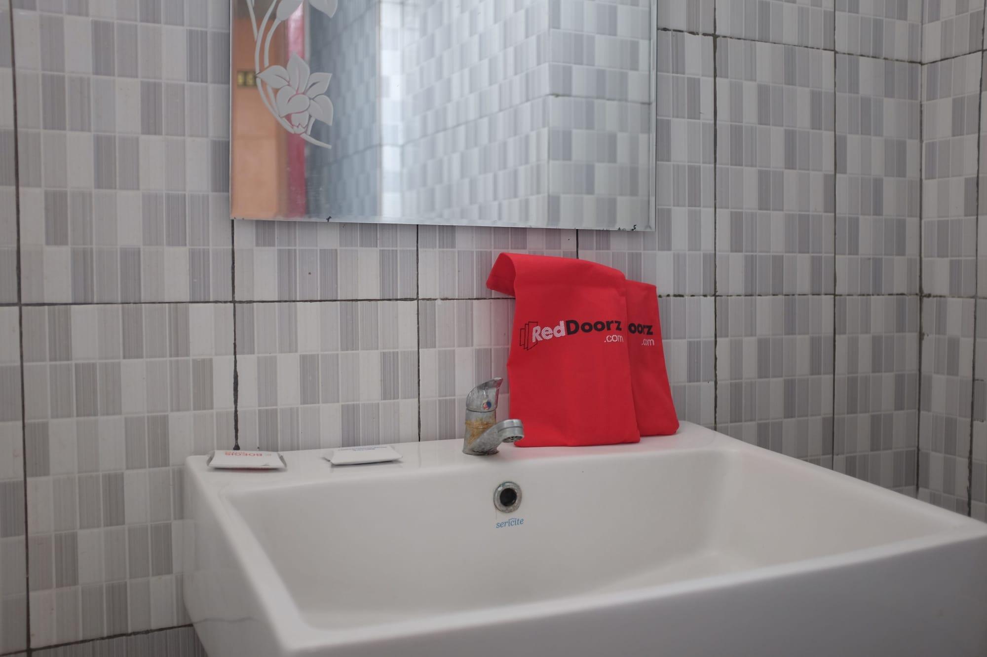 Reddoorz Plus Near Senen Jakarta Exterior photo